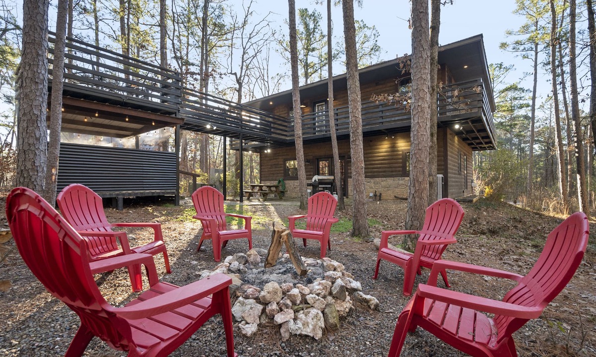 Broken Bow Cabin | Jumbo 2BR in Hochatown King Bed Ensuite 4700 Game Arcade Parking Hot Tub Parking
