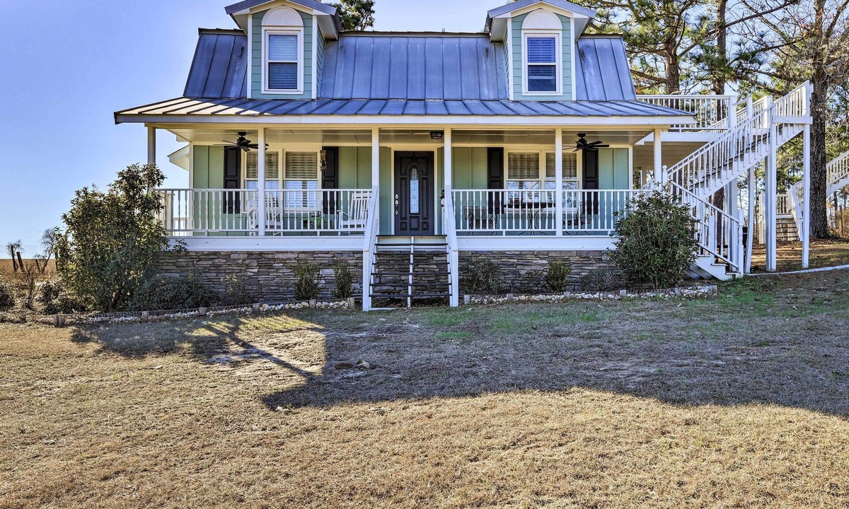 Howard House | Junction City Home: Large Yard & Deck!