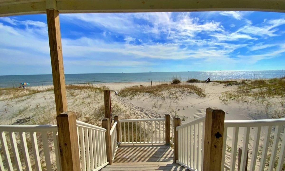 Southpointe House | June 11- 15 Open! Modern, Beachfront & Pet Friendly
