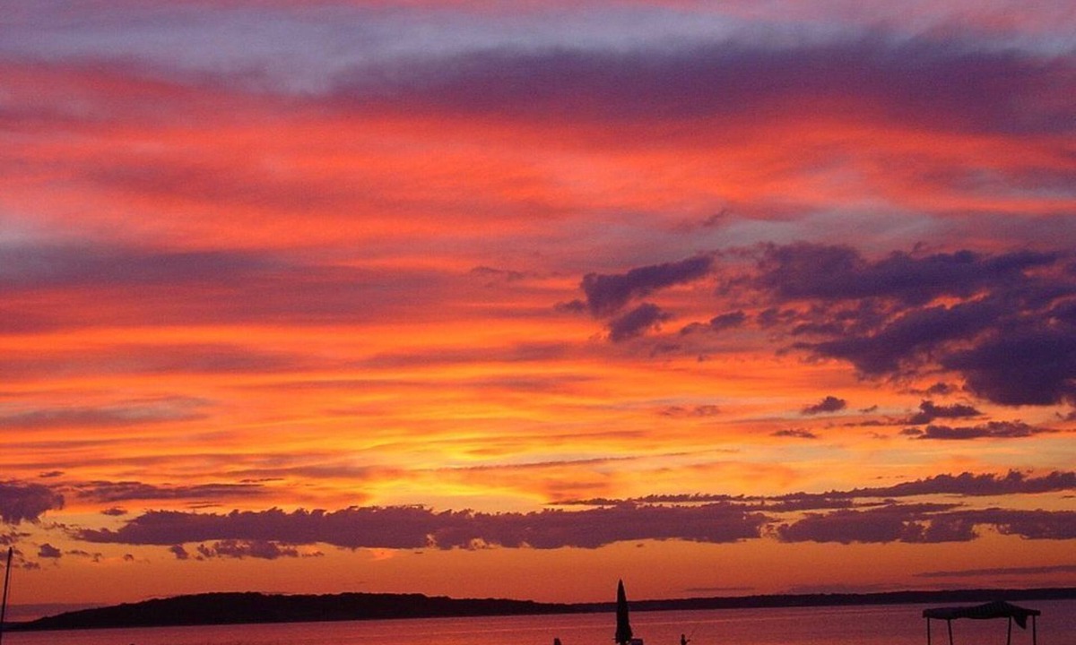 Noyack House | JUNE, JULY & AUGUST DATES PRIVATE BEACH ON NOYAC BAY SAG HARBOR SPECTACULAR!