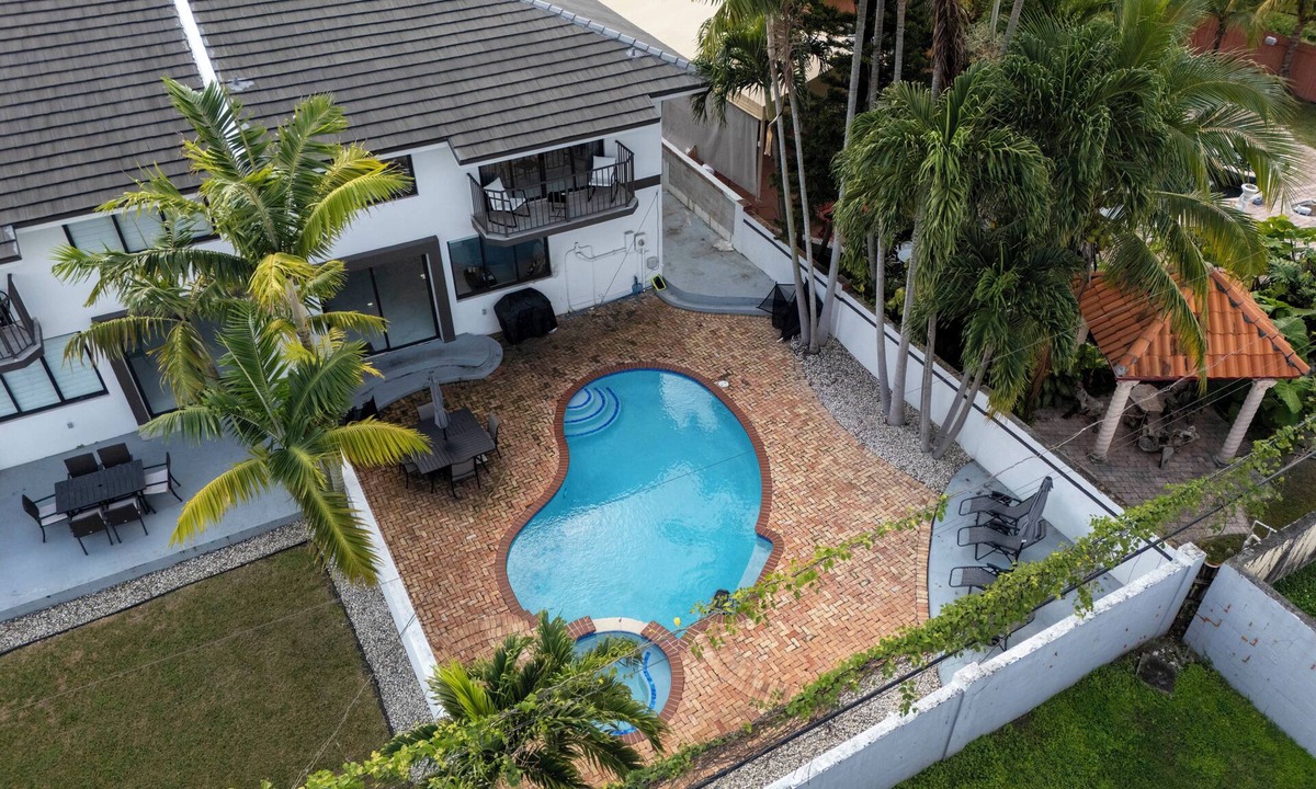 Olympia Heights House | June Special! Modern 4BR - Private Pool & Grill, Near Coral Gables & MIA Airport