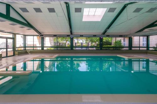Serris Apartment | Jungle Duplex with pool 5 min Disneyland