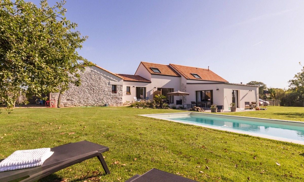 Port-Saint-Pere Cottage | Jungle Studio with Terrace and Heated Pool near Nantes