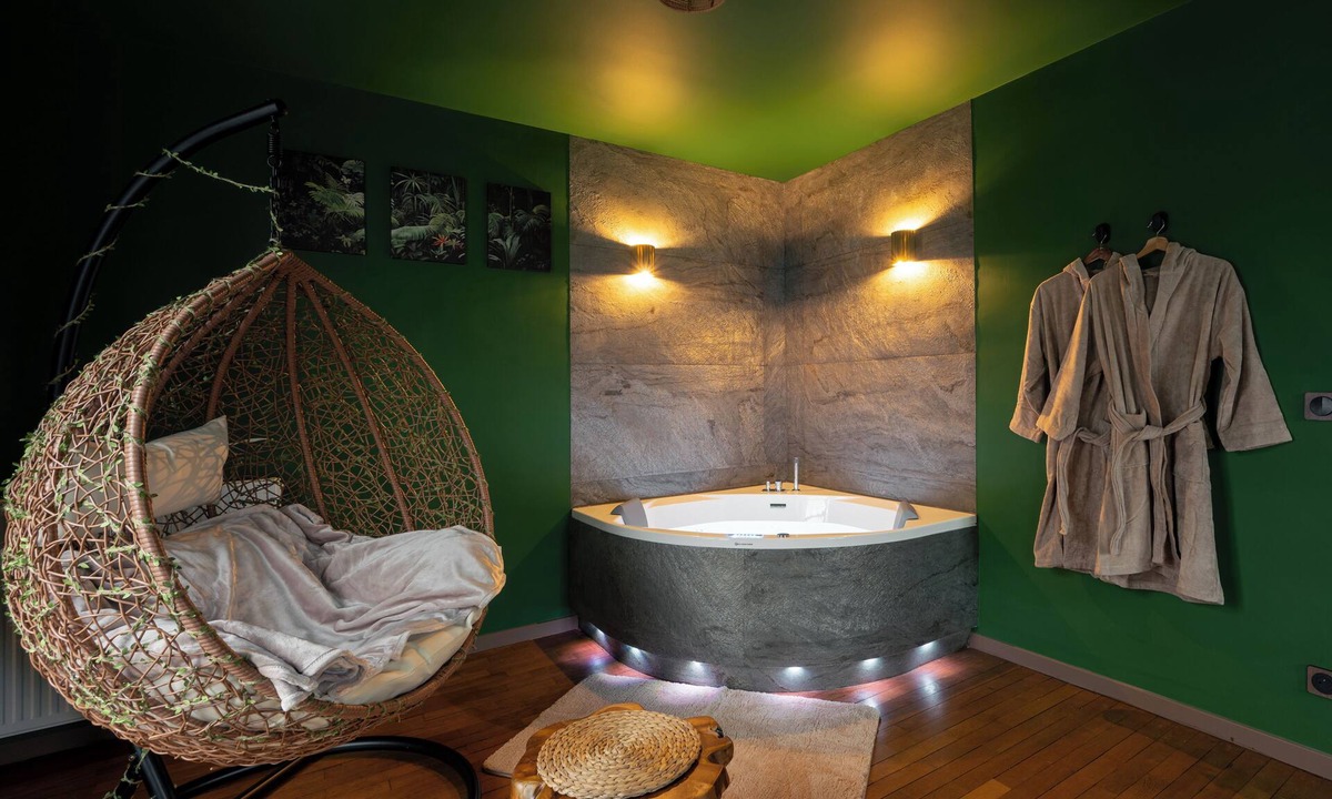 Saint-Etienne-des-Hautes-Terres Apartment | Jungle Suite with Spa Bath – Exotic Getaway in Le Havre