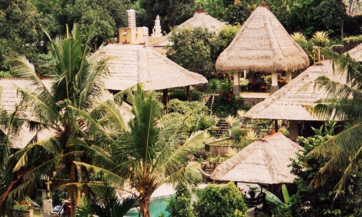 Batuan House | Junior Suite room in Sukawati, surrounded by lush gardens