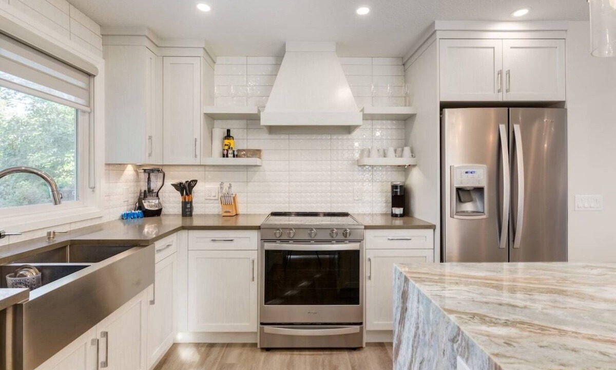 Brentwood House | "Juniper" 3 Bed Upper Suite, Sleeps 6 W Soaker Tub