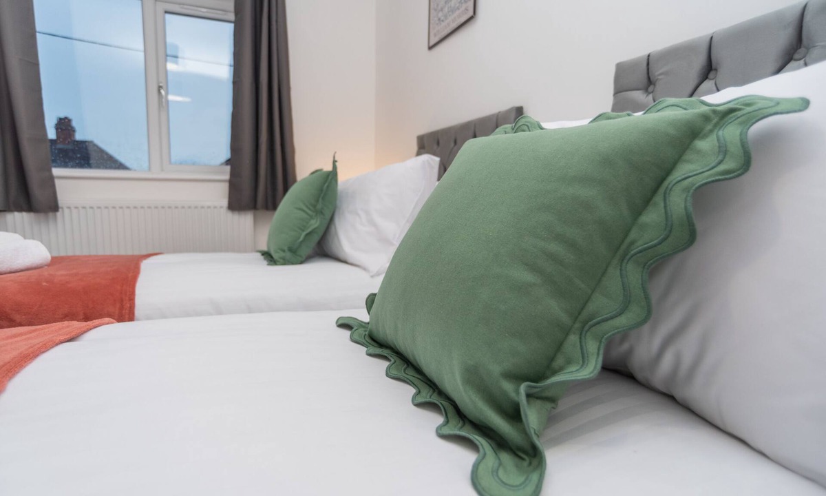 Coalbrookdale House | Juniper - With Parking - Telford - Sleeps 8