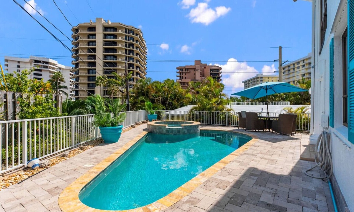 Juno Beach House | Juno Beach Escape *Beach Across the Street*