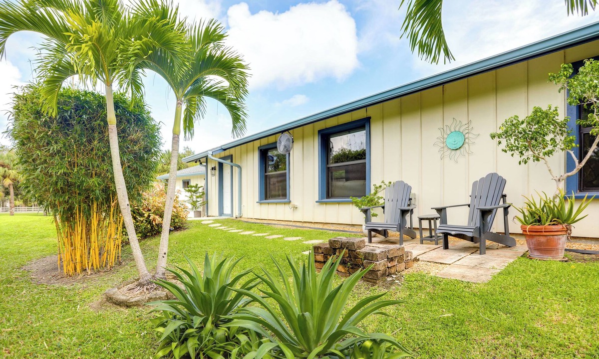 Jupiter Farms Cottage | Jupiter Cottage w/Patio, Gas Grill & Fire Pit!