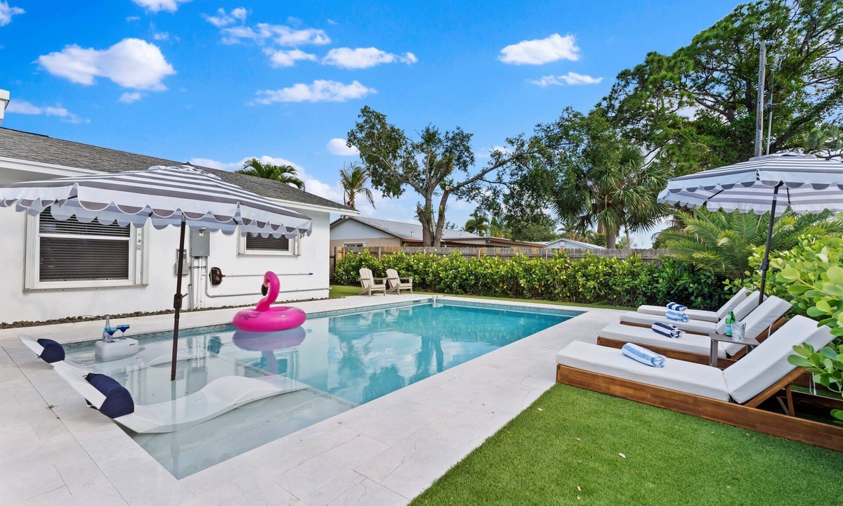 Pine Gardens North House | Jupiter Oasis Heated Pool + Putting Green