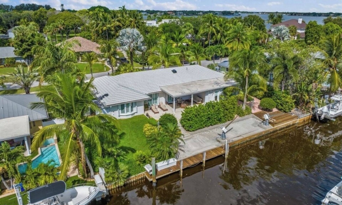 North Center Street House | Jupiter waterfront - dock and new jacuzzi spa , 3 b 2 b fits 30 “ boat