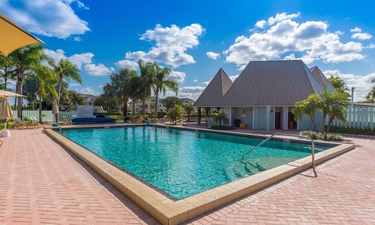 Bella Vista Condo | JupRent's Coastal Paradise - Steps to Beach, Golf, Fishing, Parks - 2Bed/2Bath