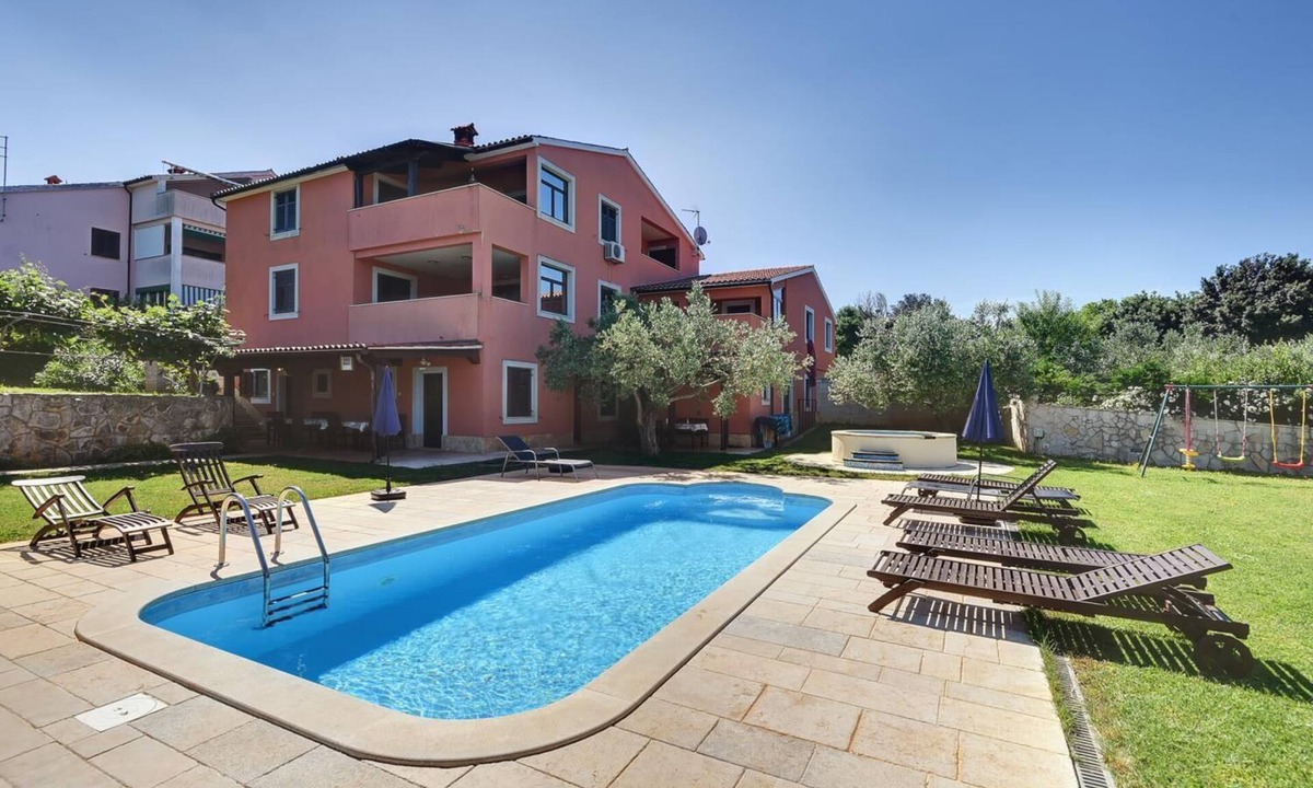 Banjole Apartment | Just 400 meters to beach with pool, whirlpool