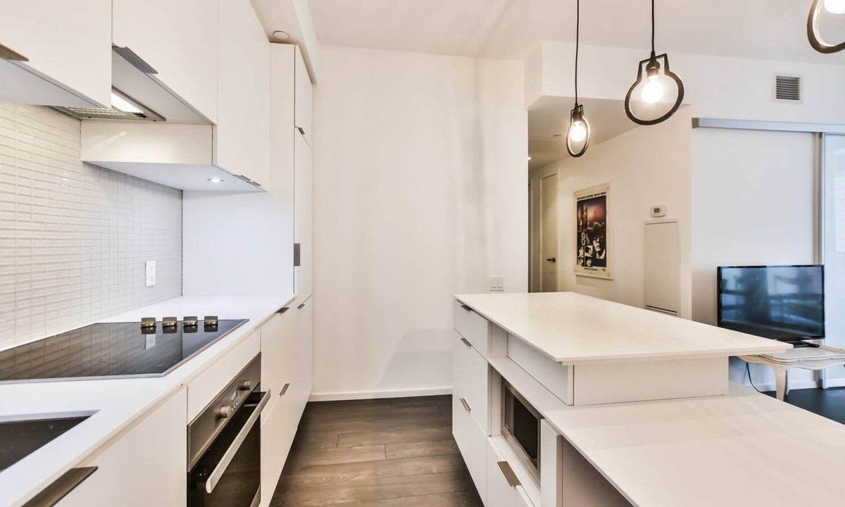 Bay Cloverhill Condo | just 5 minute walk to U of T