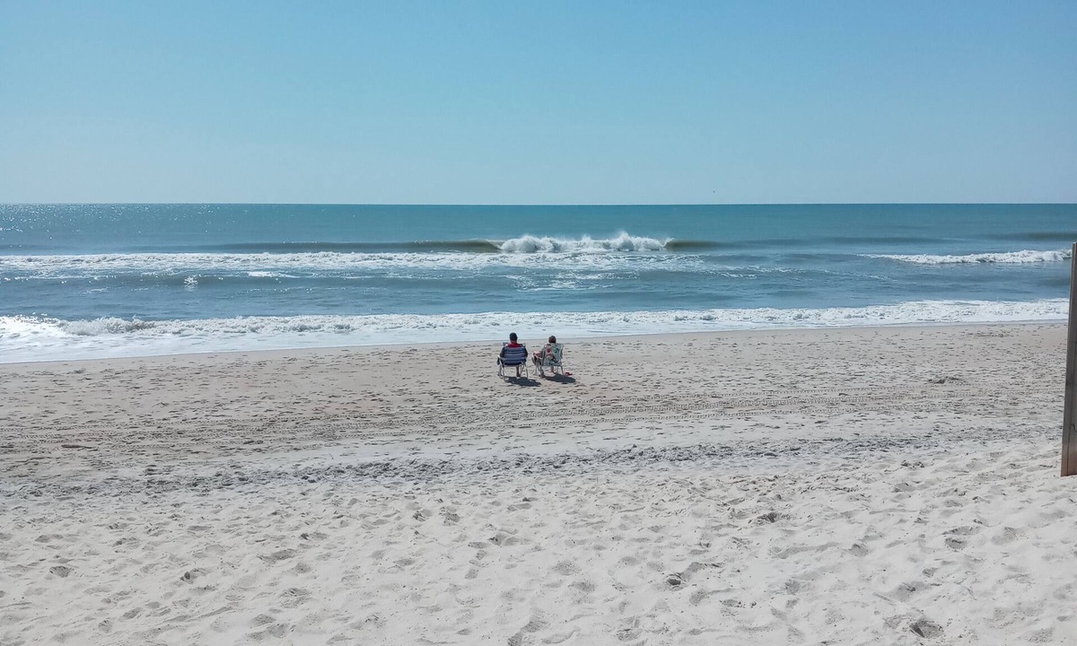 Surf City Apartment | Just a 2 minute walk to the Atlantic Ocean!n