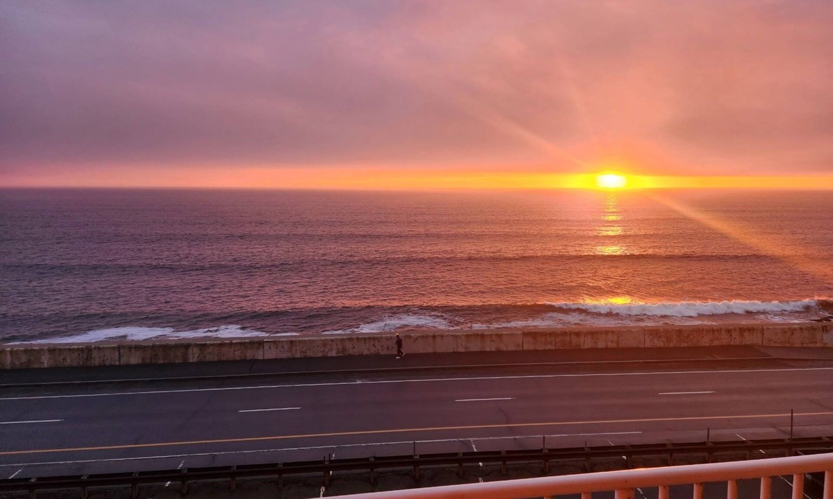 Hampton Apartment | Just a few steps to the beach.