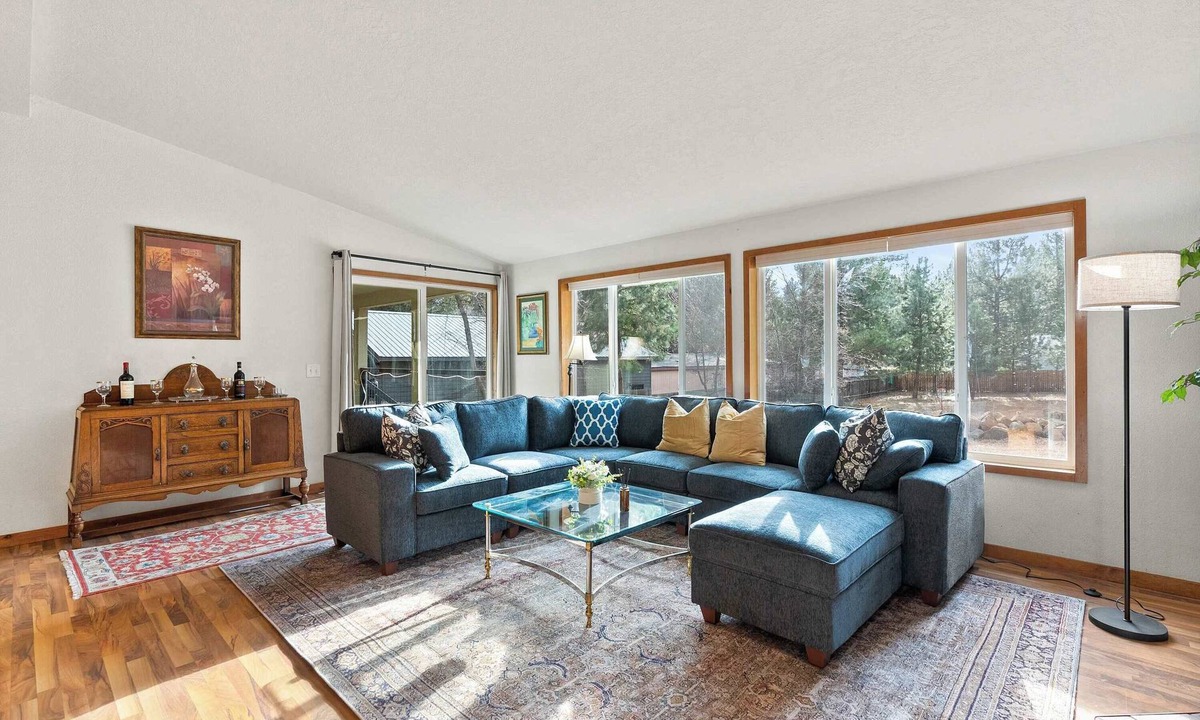 Deschutes River Woods House | Just Around the Bend For 8