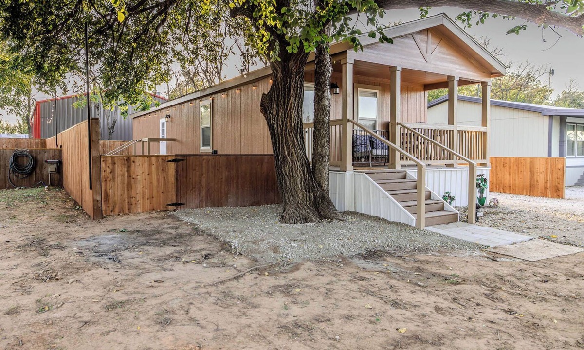 Graford House | JUST CHILLIN Cozy 2-bedroom house blk from water 6 miles rocker b with hot tub