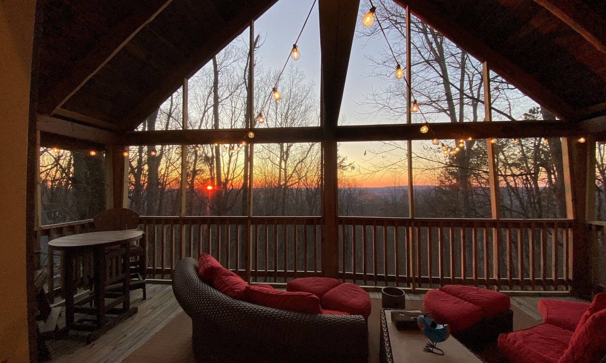 Mentone Cabin | Just Chillin on the Brow steps to downtown