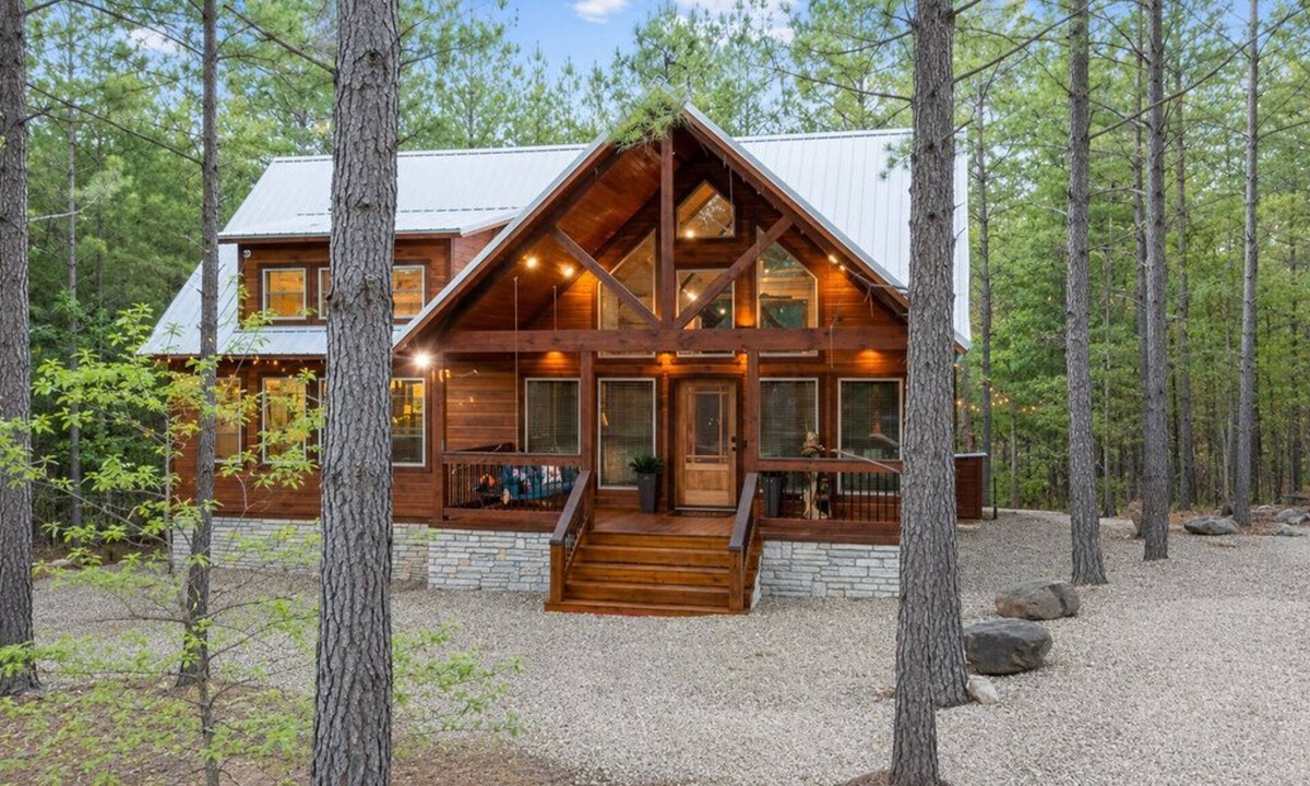 Hochatown Cabin | Just Chillin' - Romantic Luxury, Arcade, Outdoor Amenities, Hot Tub