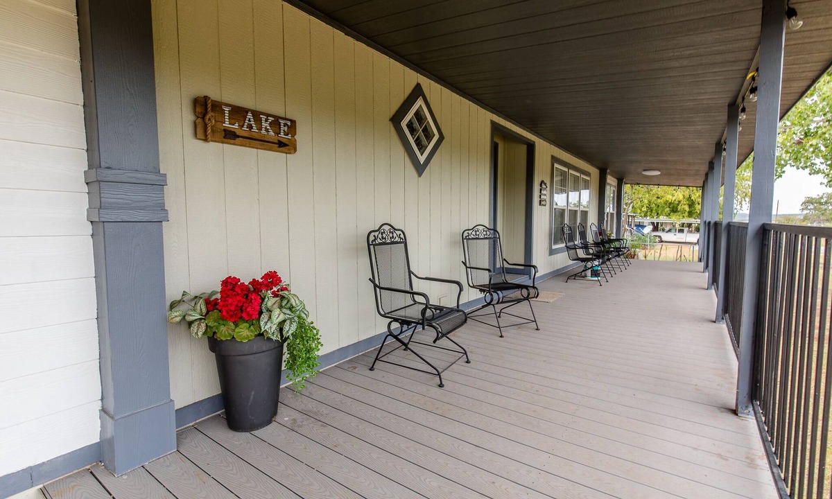 Graford House | JUST IMAGINE ROCKER B 10 MIN WATER ACCESS 1 BLOCK family styled, fire pit,hottub