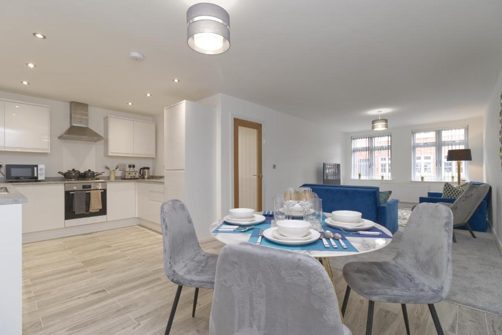 Coventry Apartment | Just Launched! Stylish 2-Bed Flat - Sleeps 6 - Free Parking