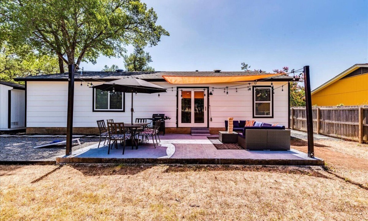 Austin House | Just minutes to dazzling Downtown Austin, Sleeps 10, 3 Full Baths, 2 kitchens