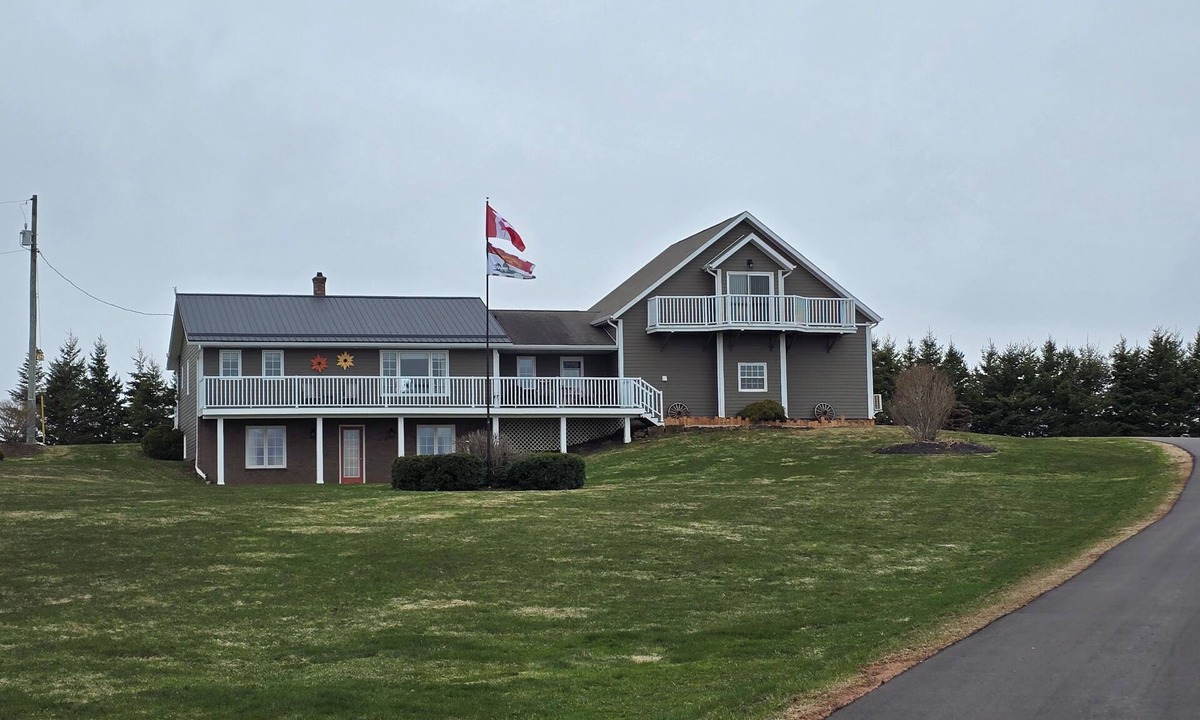New Glasgow Apartment | Just minutes to National Park beaches, world famous golf courses and restaurants