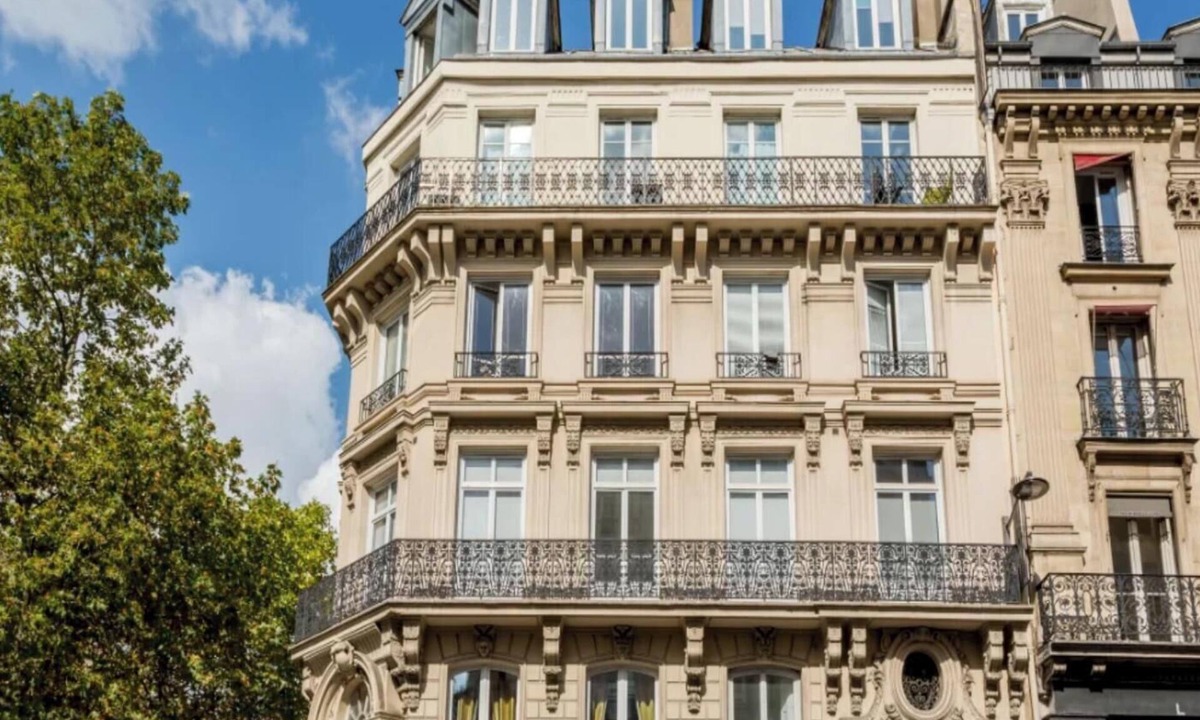 Arts-et-Metiers Apartment | JUST STEPS AWAY FROM ICONIC LANDMARKS @ PLACE VENDÔME & LOUVRE AT RUE AUX OURS