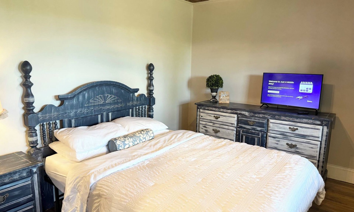 Hickory Apartment | Just the Middle Bitty, Sleeps 4!