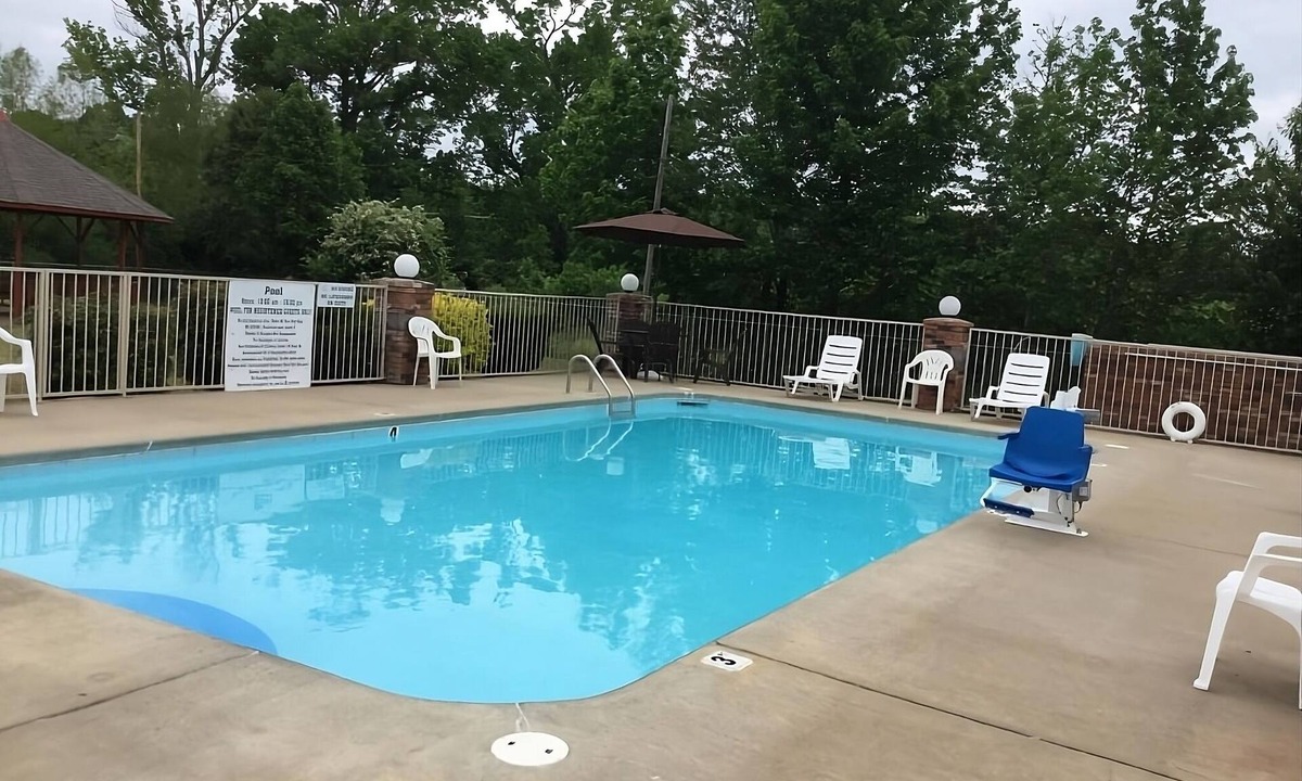 Cabot House | Just What You Were Looking For! 3 Comfortable Units, Free Parking & Breakfast, Pool