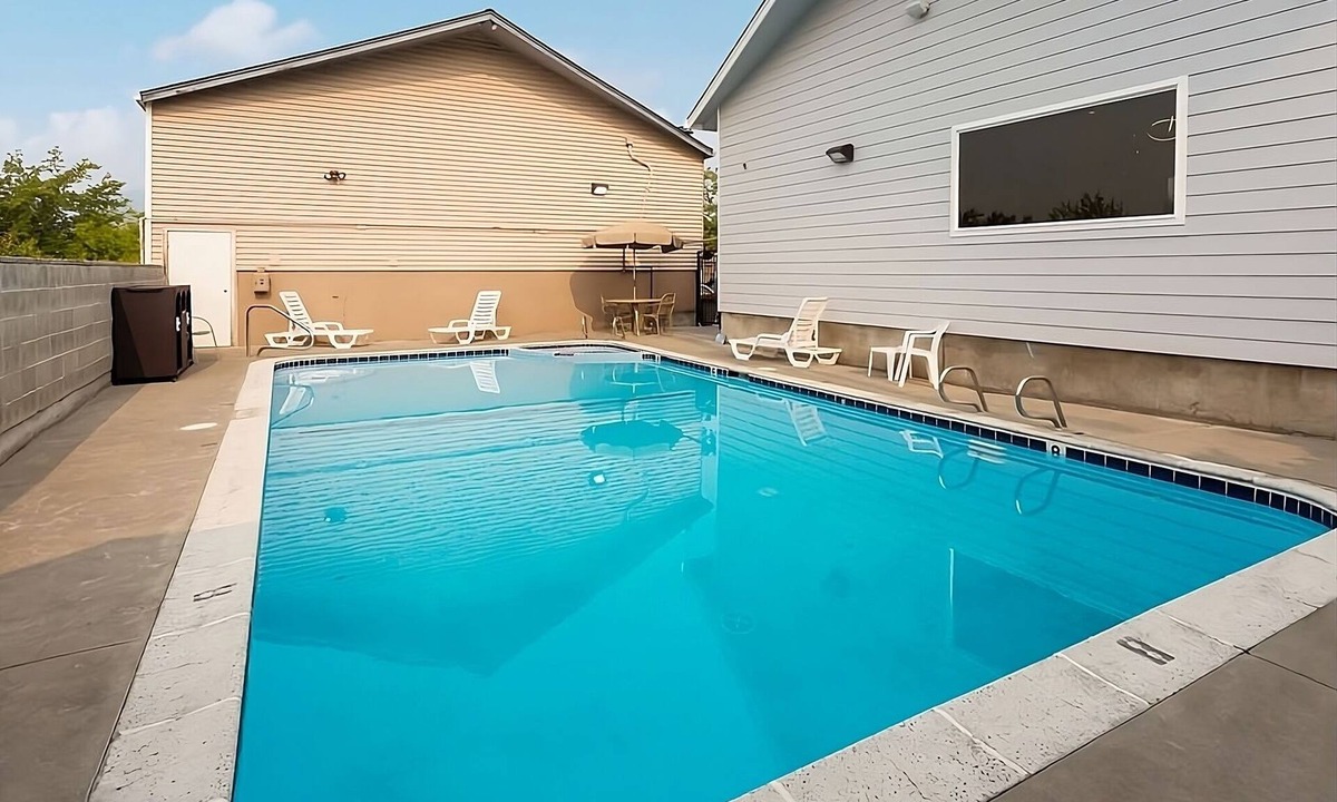 Grants Pass Hotel | Just What You Were Looking For! Spacious Unit, Enjoy Swimming Pool Access!