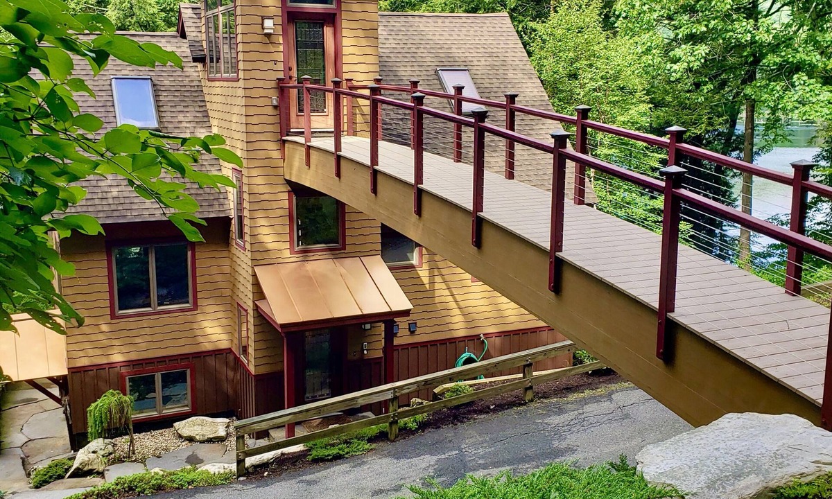 Glendale House | Just You, the frozen lake, and 2 nearby ski areas! Perfect cozy winter getaway