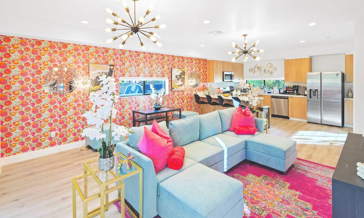 NoHo Arts District House | K. Bright & Colorful 3BR Getaway Near Universal & Hollywood Sleeps 13