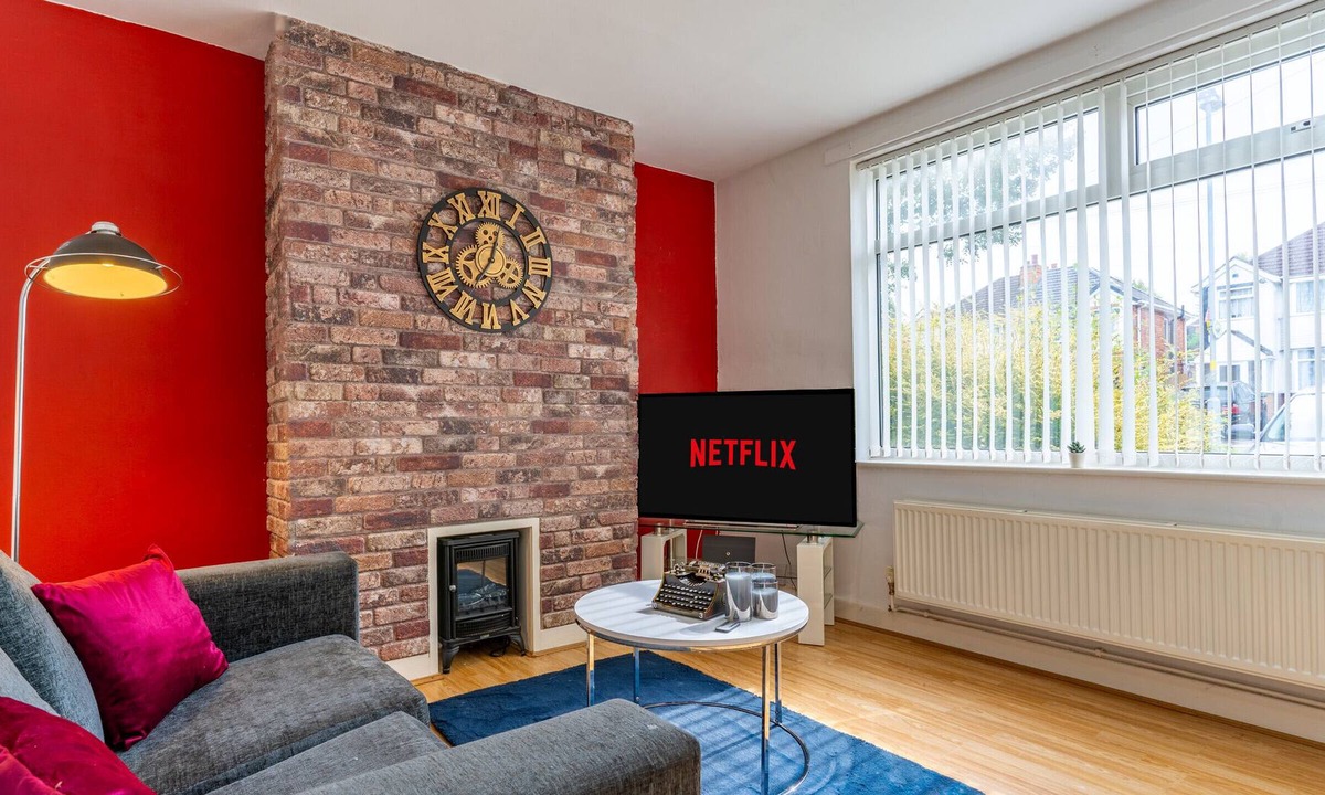 Sheldon House | K Suites - Modern Central 2 bed House w/free parking