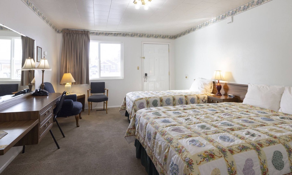 Frontier House | KABINO: Fossil Butte Motel #07 King A/C Mini Fridge Microwave Cable Wifi