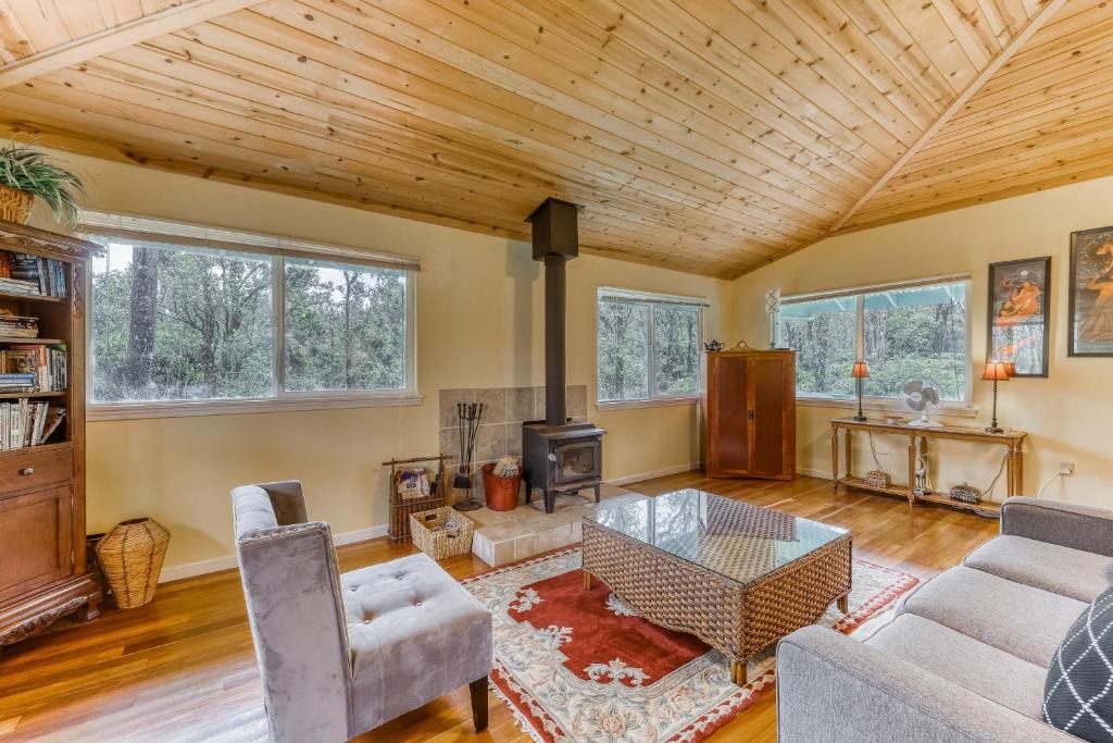 Mountain View House | Kahu 'lo - Guardian Hawk