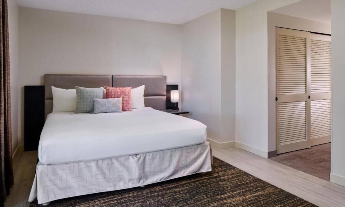 Diamond Head - Kapahulu - St. Louis Hotel | Kaimana Beach Getaway | Park View King | Direct Beach Access