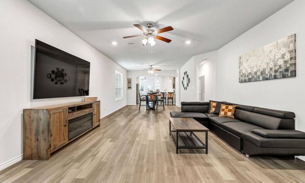Wellborn House | Kaivalya Retreat| Kyle Field 8mi | EV Charging
