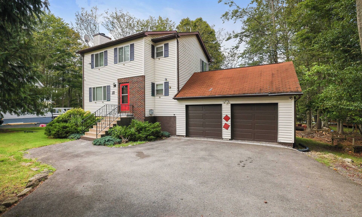 Tobyhanna House | Kalahari ,Game room - Ski HotTub Pools Lakes Firepit