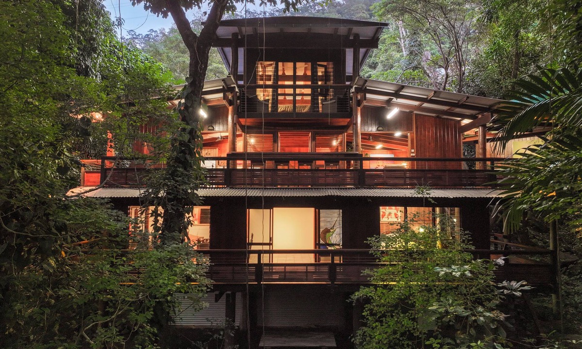 Cairns House | Kalamunda - A Home in the Forest!