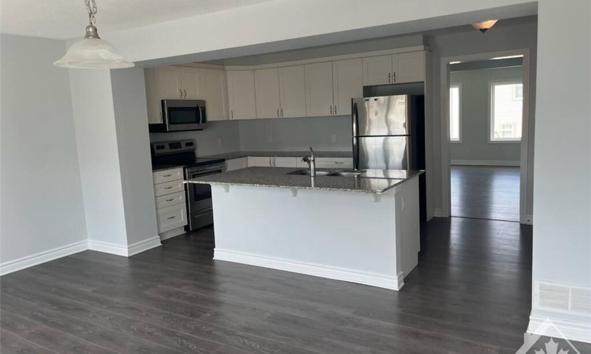 Ottawa Division House | Kanata 3bed/2.5Bath/Sleeps 10/2000sqft Luxury End Unit Townhouse/UpgradedKitchen