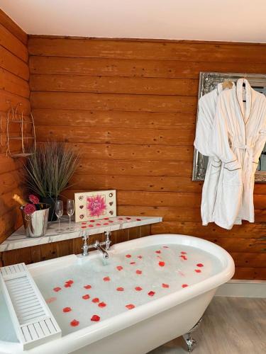 Blairgowrie Cabin | Kaoglen Doe-Feature Bathroom-Cairngorms-Pets Allowed