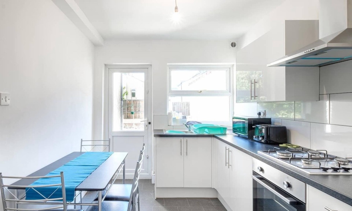 Staple Hill Apartment | Karah Suites - Lansdown Road