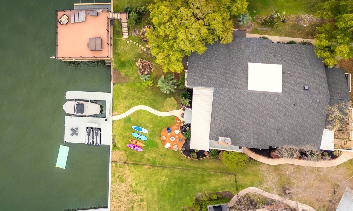 April Sound Cottage | Karaoke,Arcade,Firepit,PrivateDock,Projector,Kayaks,SUP,Fishing,Massage,Mixology