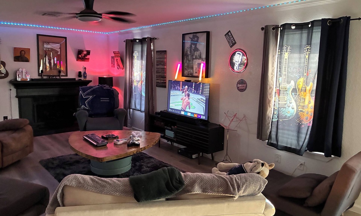 Pflugerville House | Karaoke, memorabilia, vinyl records, RGB lighting, instruments, patio!