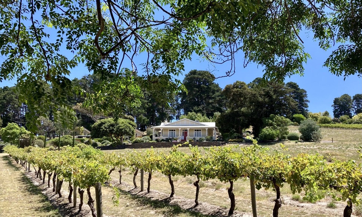 Blewitt Springs Cottage | Karawatha Cottages B&B