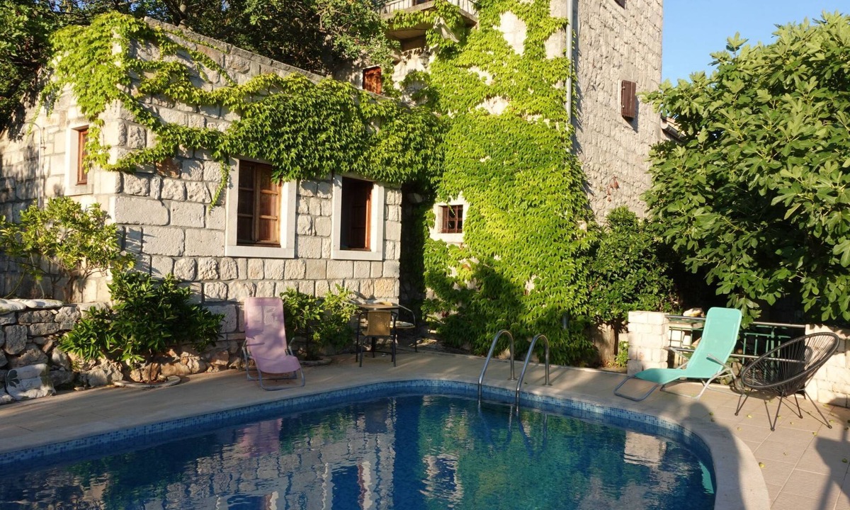 Cove Tri Zala (Zrnovo) House | "Kastil" mit privatem Pool by Interhome
