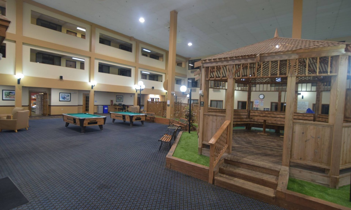 Sherman Station Hotel | Katahdin Inn & Suites