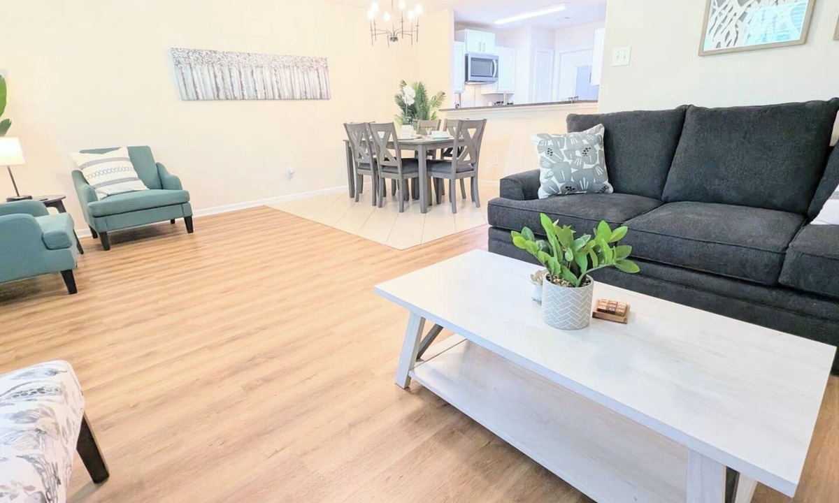 Brookshire House | Katy Family Stay Sleeps 8 Backyard Pet Friendly
